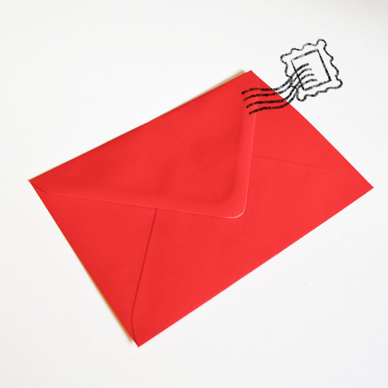 Jolies enveloppes rouges pour cartons d'invitation fête d'enfants
