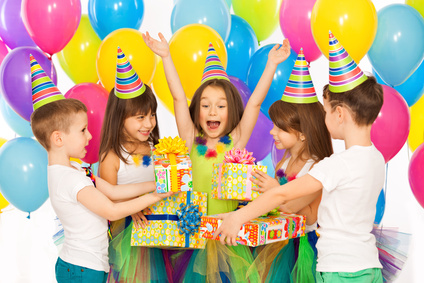 https://quizotresor.com/img/cms/D%C3%A9ballage-cadeaux-anniversaire-enfants.jpg